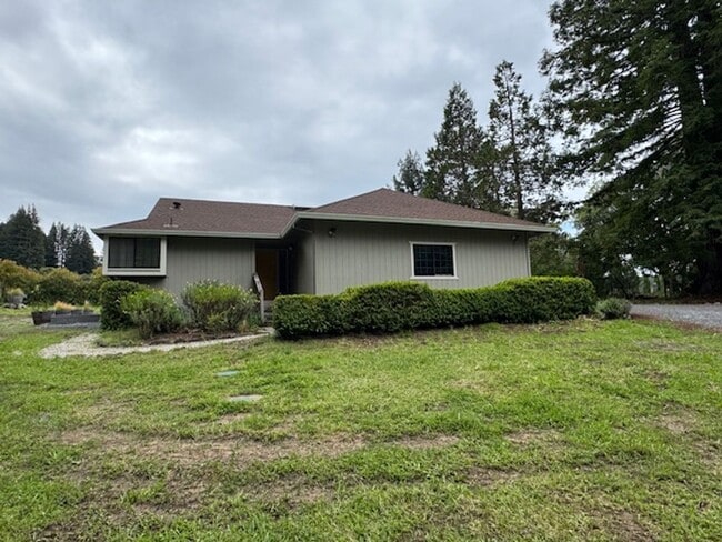 Building Photo - Two bedroom country charmer close to Occidental $2800.00