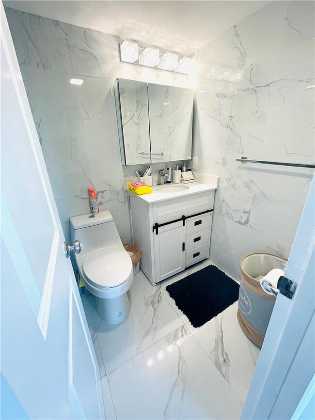 Building Photo - 446 Fanshaw K