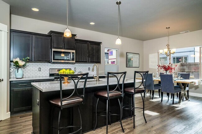 Building Photo - Gorgeous home in SE Bend with pool access ...