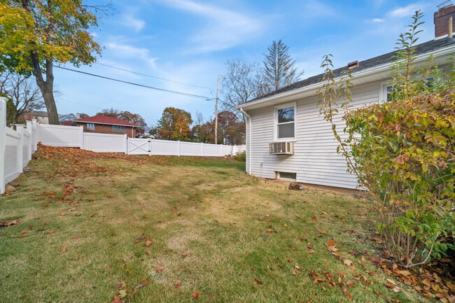 Building Photo - 181 French Hill Rd