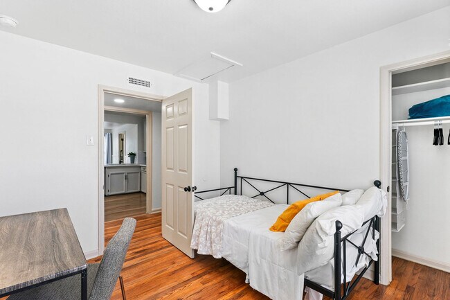 Building Photo - 406 Robert Dr