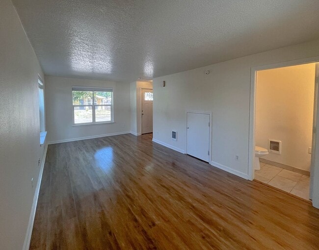 Building Photo - Charming SE Portland Home in a Central, Accessible Location
