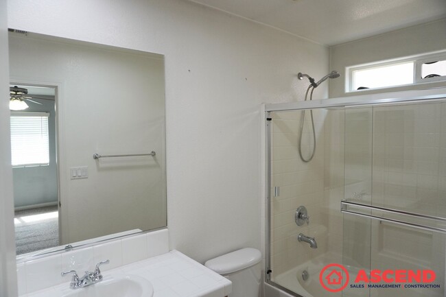 Building Photo - Beautiful Home Close to Golf Course!