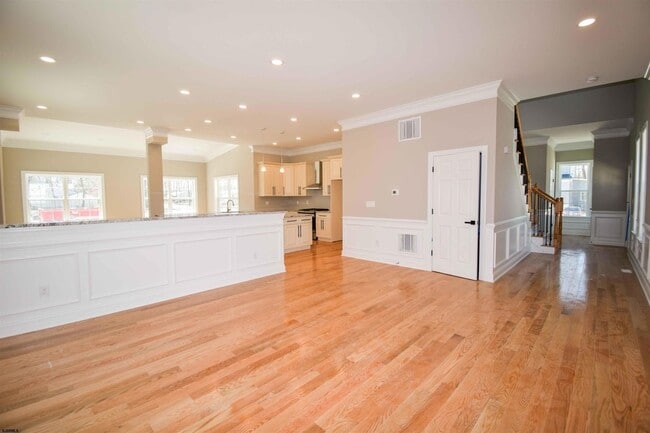 Building Photo - 438A Redwood Ave