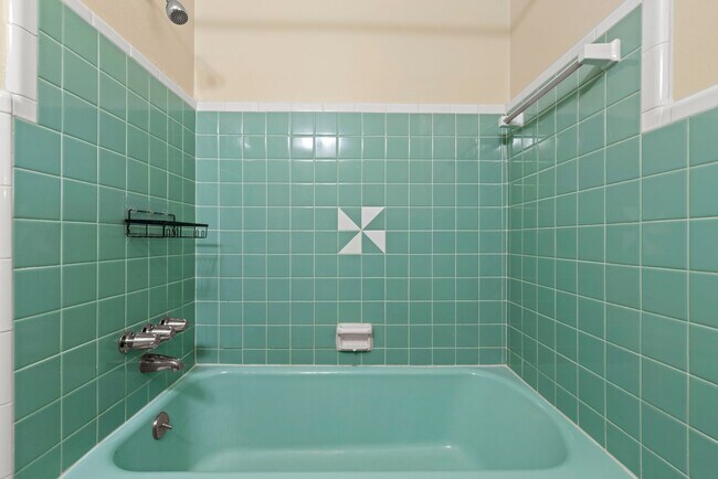 Building Photo - Spacious 3-Bed Gem with Covered Patio + Ea...