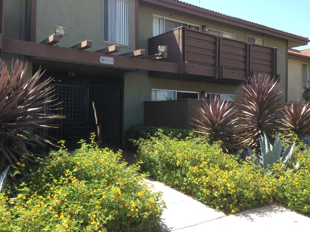 2nd Top floor Condo - 615 Fredricks Ave