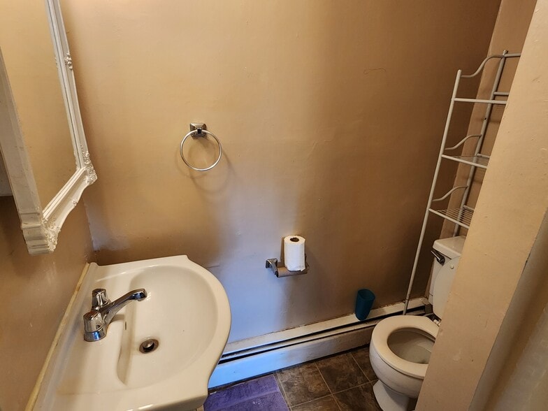 Bathroom - 1405 Randall St