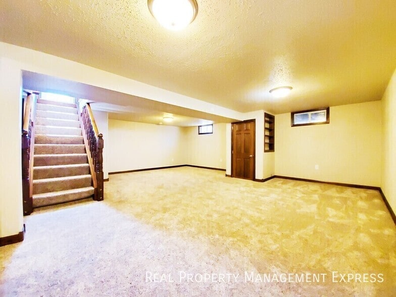 Building Photo - 4 Bed 2 Bath Home with Fenced Yard