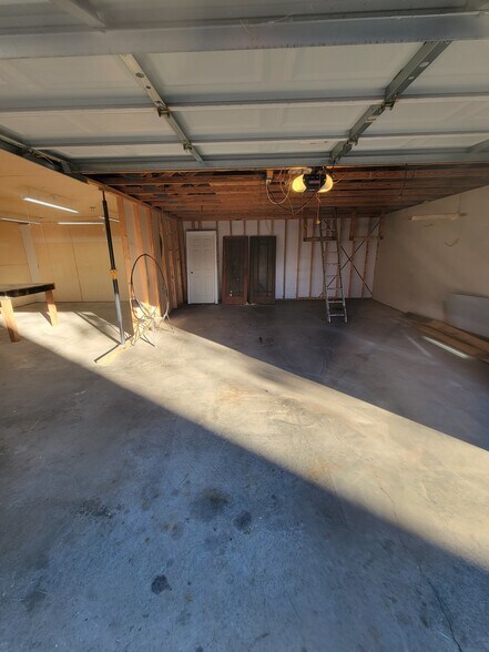 Building Photo - 644 S Englewood Ave