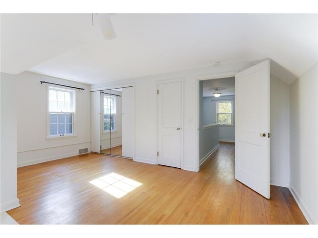 Building Photo - 4020 Ewing Ave S