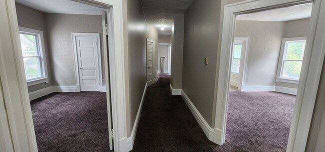 Building Photo - 4 Bedroom 1 Bathroom Triplex