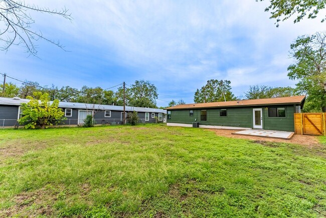 Building Photo - Incredible Windsor Park location right in the heart of Austin!