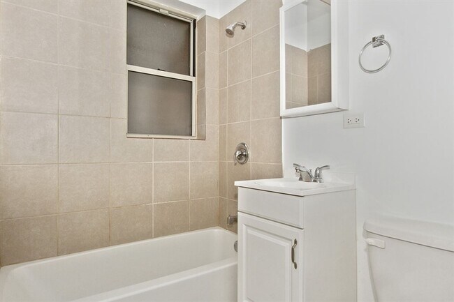 Building Photo - 7915 S Hermitage