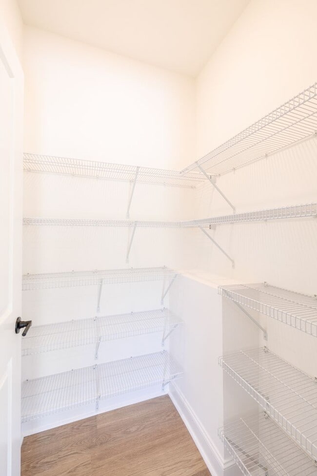 Building Photo - ONE-MONTH FREE RENT Move-Incentitive!!! Ne...