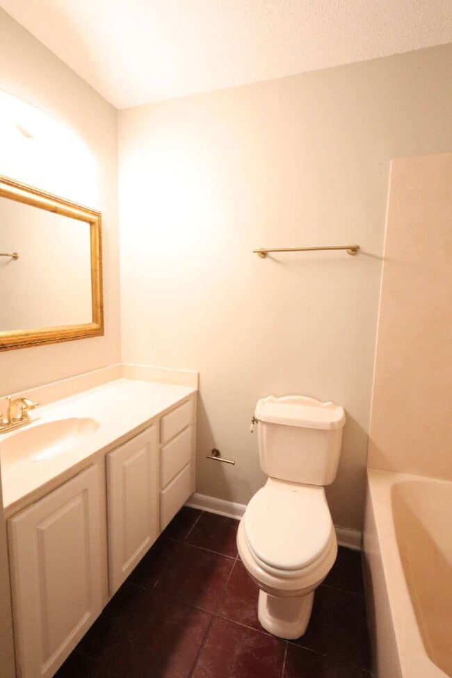 Building Photo - "Charming 2-Bed Townhouse with Cozy Fireplace in Prime Fort Walton Beach Location!"