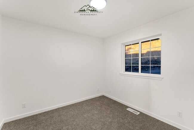 Building Photo - 4 bedroom 2.5 bathroom home with Panoramic views!