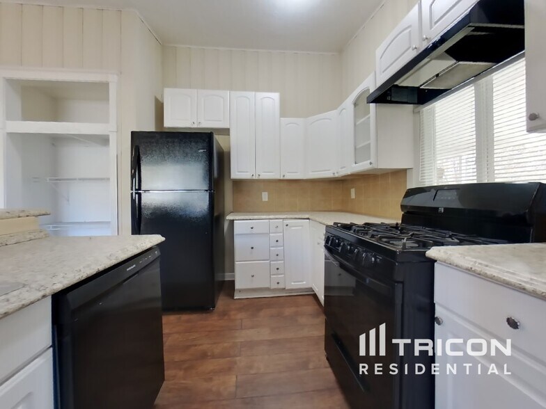 Building Photo - 5102 Lakewood Dr