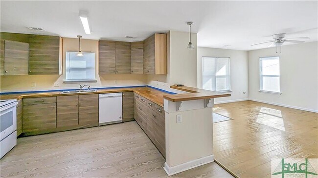 Building Photo - 801 Davis Ave