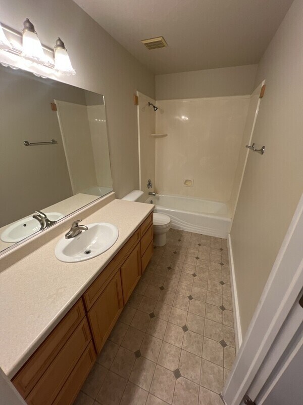 Building Photo - 943 450 E