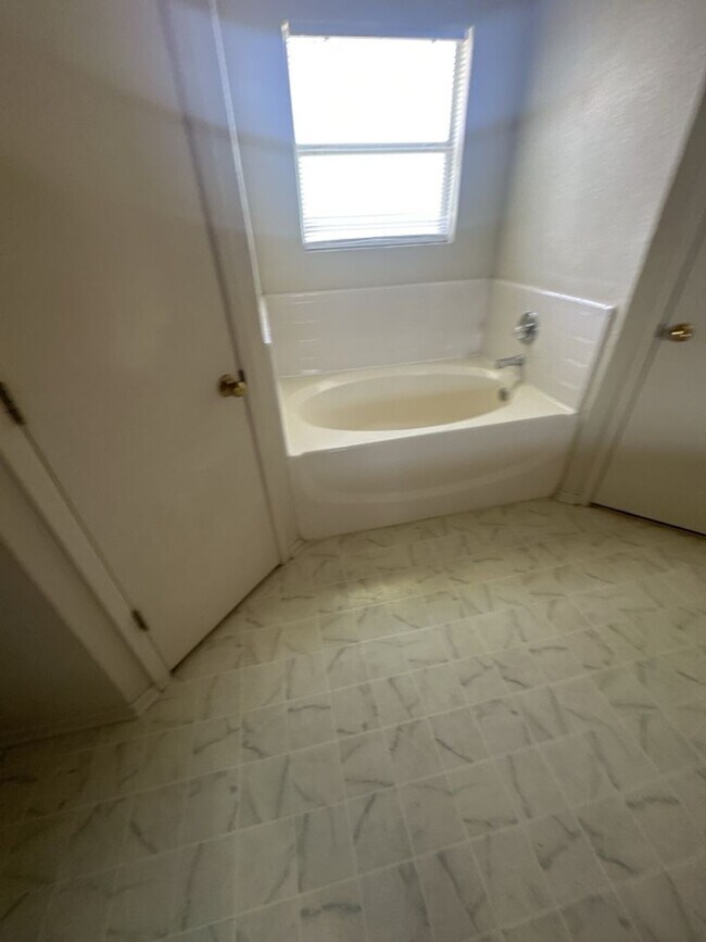 Building Photo - 3bd/2ba Single-Family Home on Amethyst Dr!