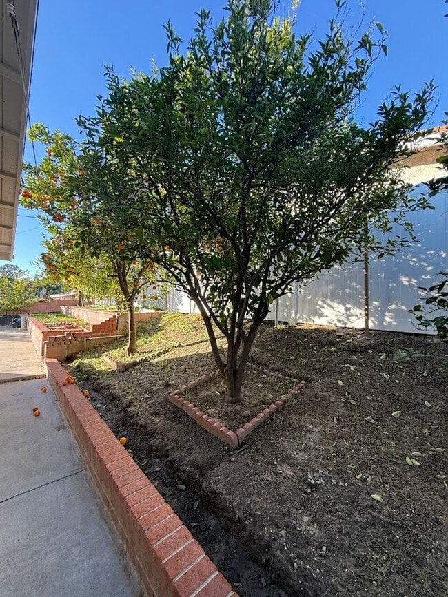 Building Photo - 3 Bedroom 2 Bathroom Granada Hills Home (Main House) Great Location!