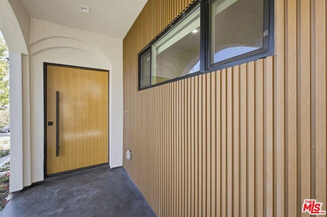 Building Photo - 3926 S Ridgeley Dr