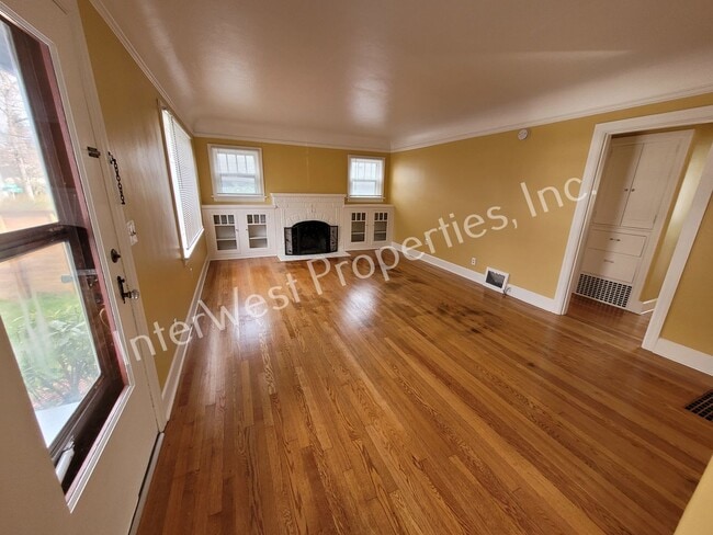 Building Photo - ADORABLE 2 BEDROOM HOUSE IN NORTH PORTLAND WITH LARGE BACK YARD & 2 CAR GARAGE!