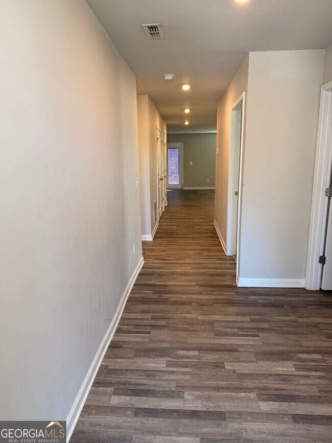 Building Photo - 725 Cole Dr