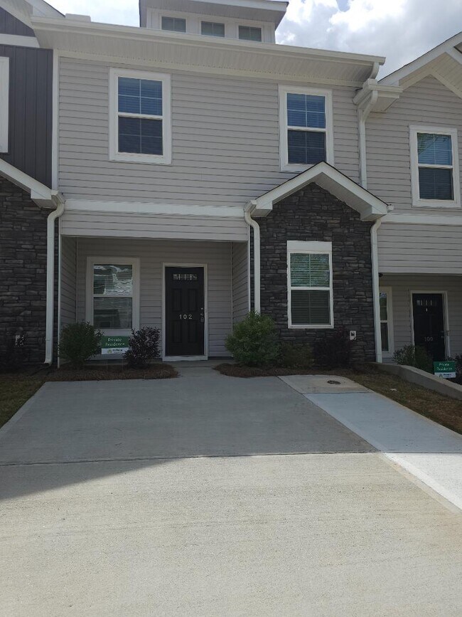 Building Photo - 102 Lowland Dr