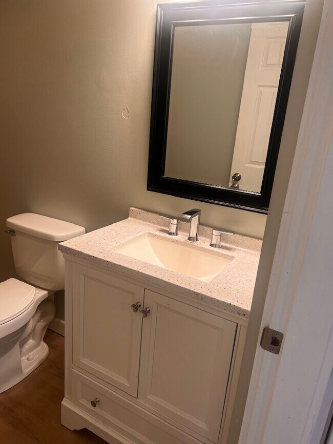 Building Photo - 39 Saint Thomas St