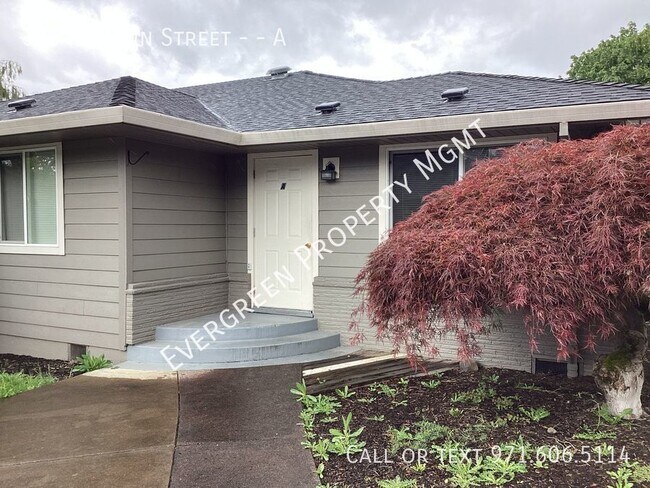 Building Photo - Quaint 2 Bdrm, 1 Bth located in the heart ...