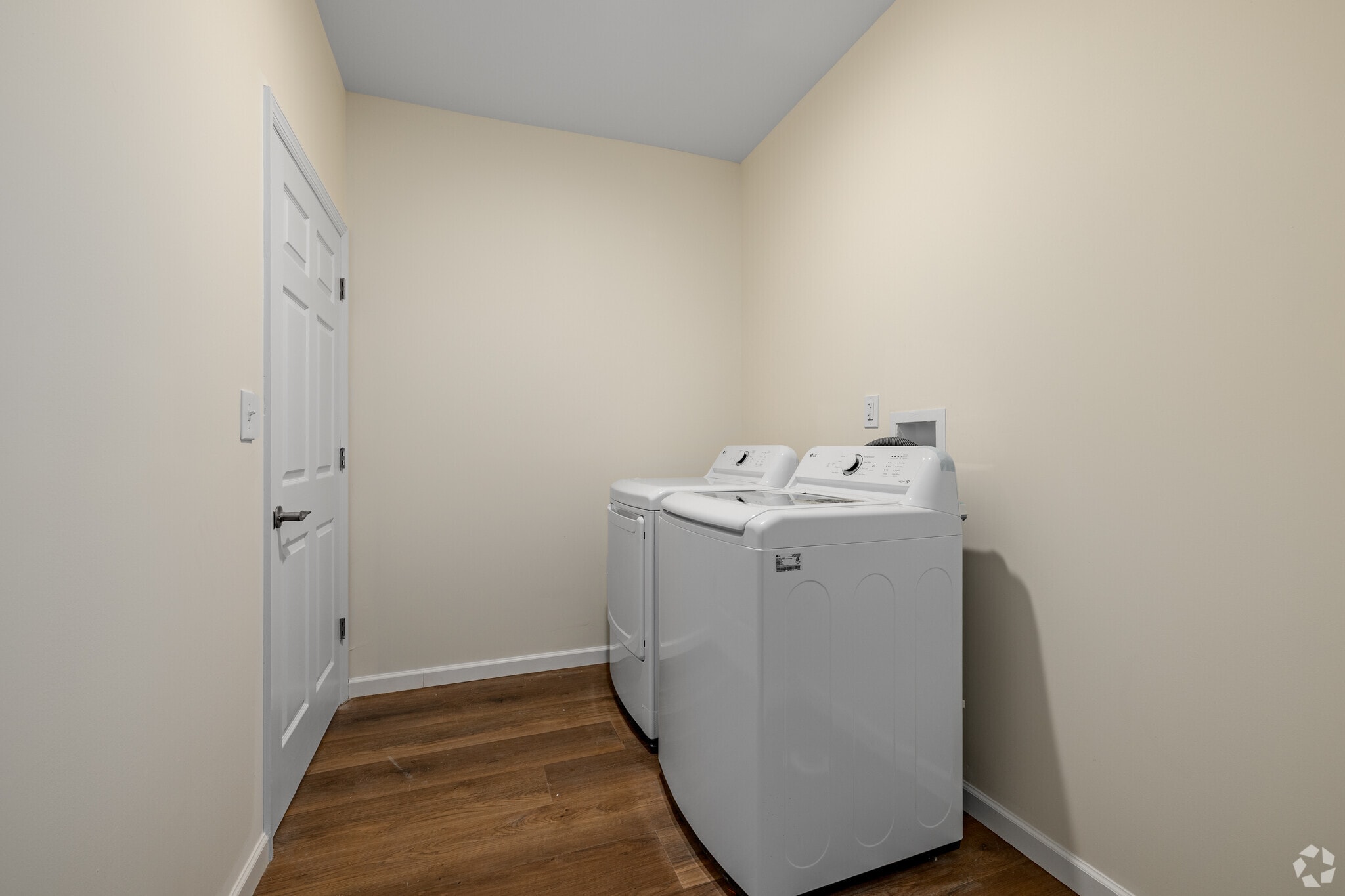 2BR, 2BA - 1,529SF - Laundry - 431-435 Morris Ave