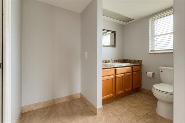 Building Photo - 3051 S Palm Aire Dr