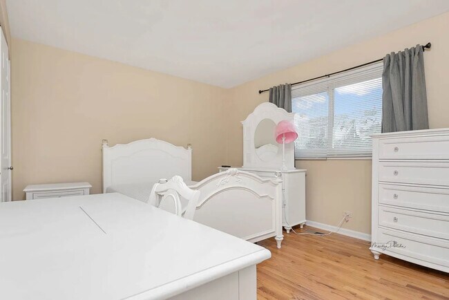 Building Photo - 572 Oswego Dr