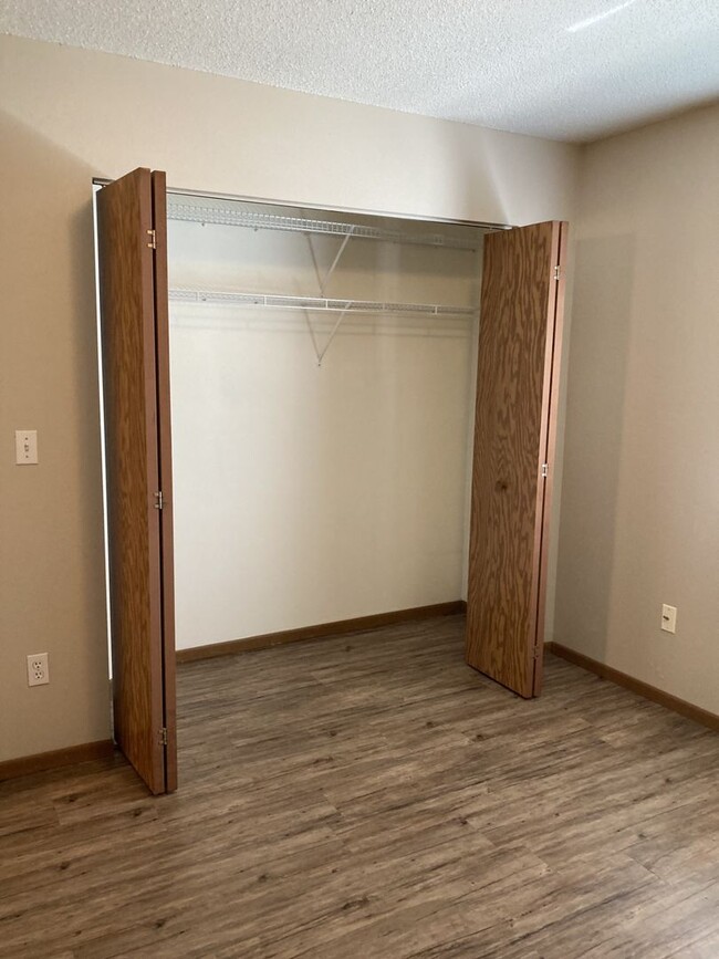 Building Photo - East side 2 bedroom Condo in Iowa City. Ga...