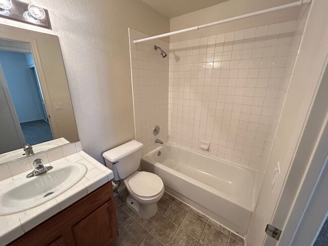 Building Photo - Cozy 3Bed/2Bath/2Car Residence located in beautiful Summerlin!