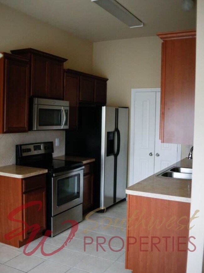 Building Photo - Spacious home in excellent area