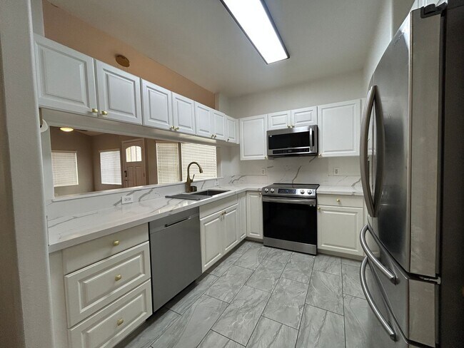 Building Photo - Bright & Airy 3-Bedroom Townhome in Ewa Be...