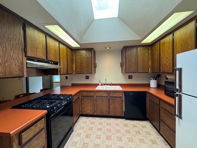 Building Photo - 2437 Ridgewood Dr