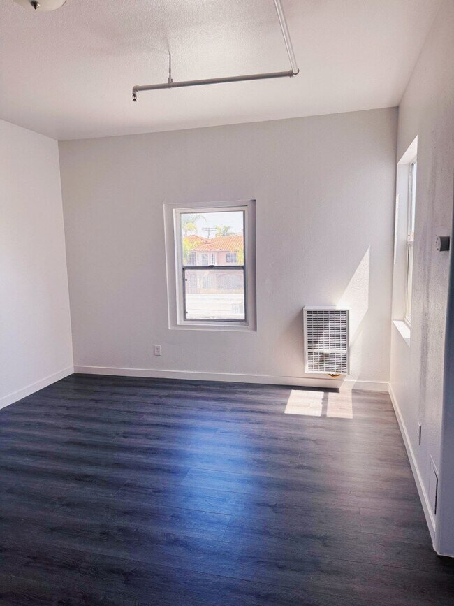 Building Photo - 1318 S Pacific Ave