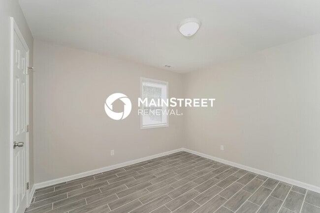 Building Photo - 3 Bedroom Pet-Friendly Home in Charlotte, NC with Main Street Renewal