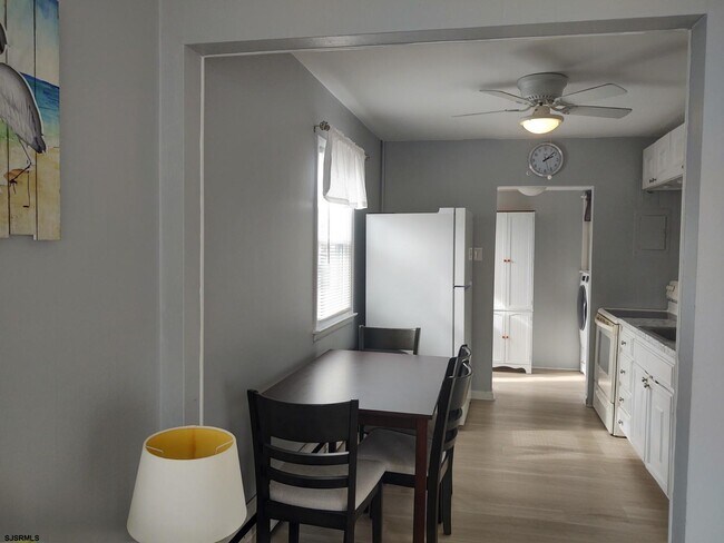 Building Photo - 701 E Beach Ave