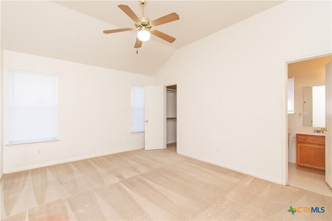 Building Photo - 2900 Southhill Dr