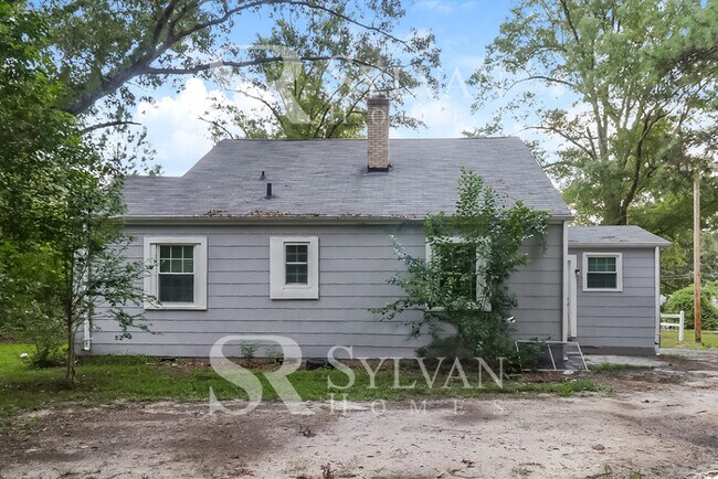 Building Photo - Enjoy living the good life in this 4 bedroom, 2 bathroom home