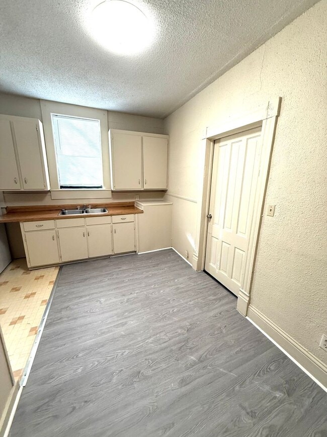 Building Photo - **1 Bed 1 Bath Duplex Rent Ready** Call our self-showing number to schedule a tour 334-366-9198 (...