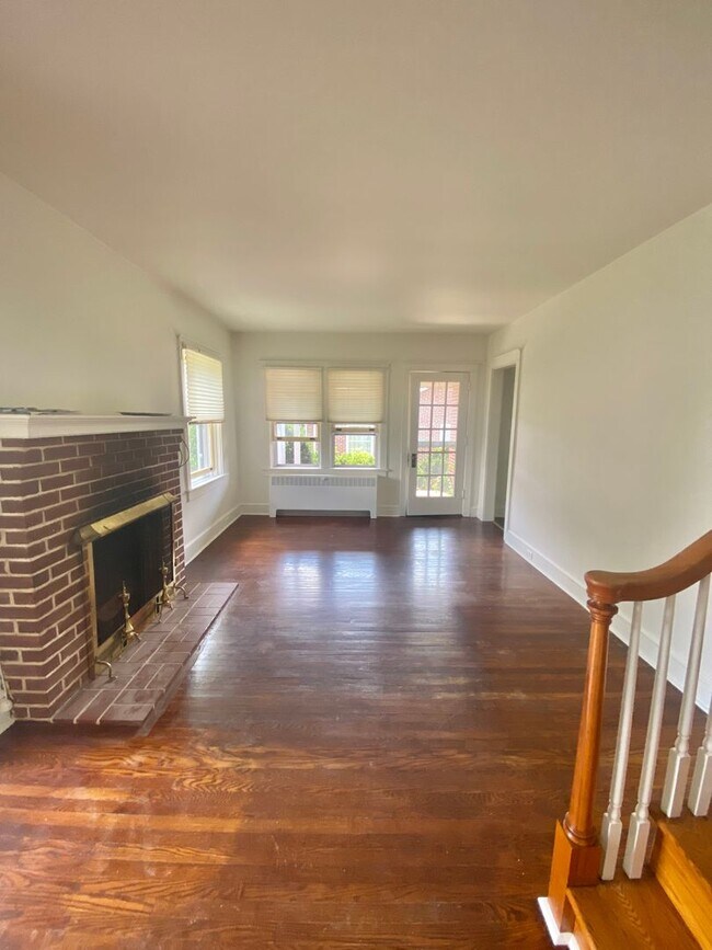Building Photo - Amazing Cape Cod with 2 BR/ 1.5 BA and Bon...