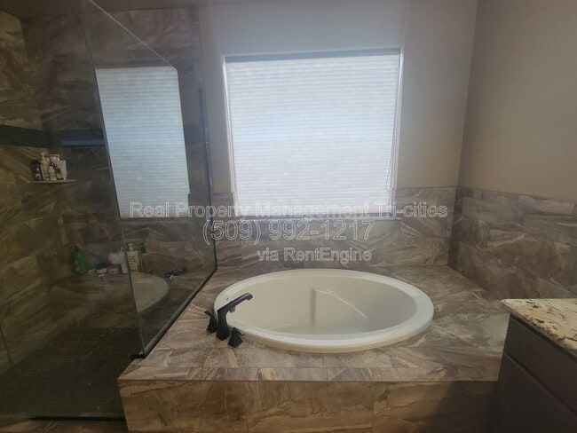 Building Photo - 3684 Nottingham Dr