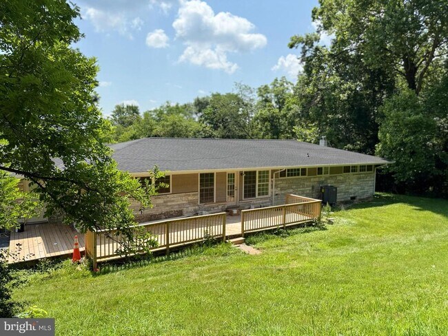 Building Photo - 7697 Hedgesville Rd