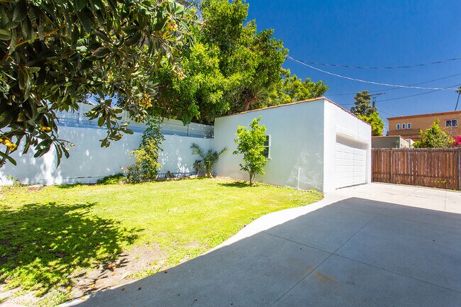 Building Photo - Beautiful spacious house