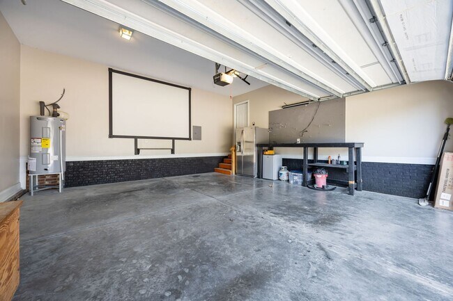 Building Photo - Fully Furnished Month to Month/Short Term Rental!